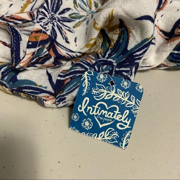 🆕 Intimately Free People Women's White Bell Flower Double-v Tunic - Picture 6 of 8